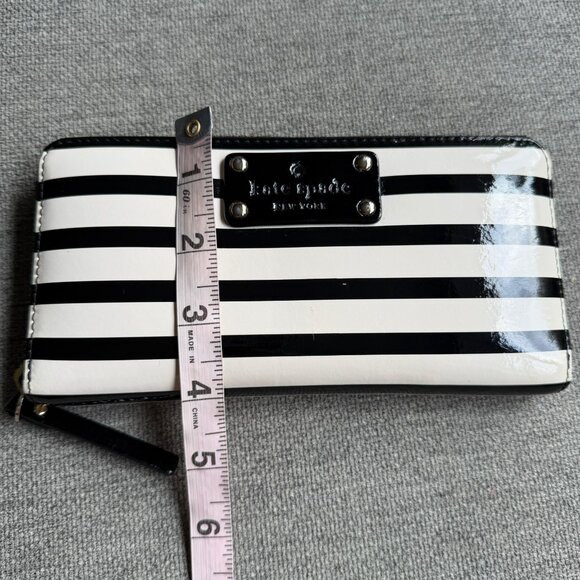 Kate Spade Zippered Wallet Black Cream Wellesley Patent Stripes - Picture 12 of 13